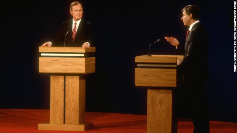 民主党の大統領候補、マイケル・デュカキス氏と討論＝１９８８年/Cynthia Johnson/The LIFE Images Collection/Getty Images