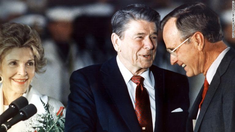 レーガン大統領と握手するブッシュ氏。副大統領を８１～８９年に務めた＝８８年/Luke Frazza/AFP/Getty Images