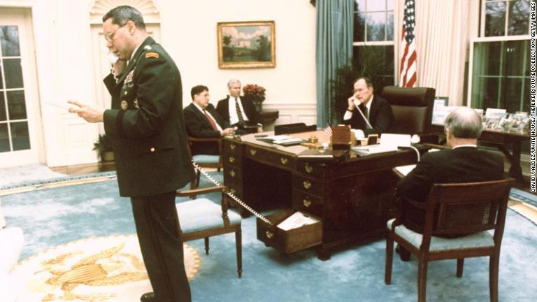 コリン・パウエル統合参謀本部議長とブッシュ氏がそれぞれ電話をする様子。ロバート・ゲーツ氏らも同席し、湾岸戦争の停止に関する会話を聞いている＝１９９１年２月/David Valdez/White House/The LIFE Picture Collection/Getty Images