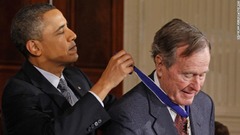 オバマ大統領が大統領自由勲章をブッシュ氏に授与。「彼の人生は公職が高潔な職業であることを証明した」「謙遜と寛大さは最良の米国人の精神を反映している」と評した＝２０１１年２月
