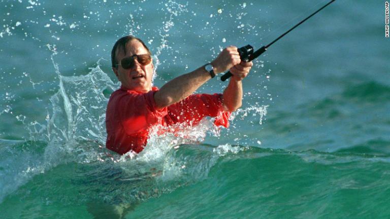 大統領選勝利後、フロリダ州で釣りを楽しむブッシュ氏/Kathy Willens/AP