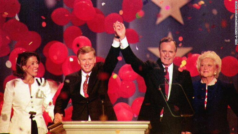 １９９２年の共和党全国大会でダン・クエール副大統領と/Paul J. Richards/AFP/Getty Images