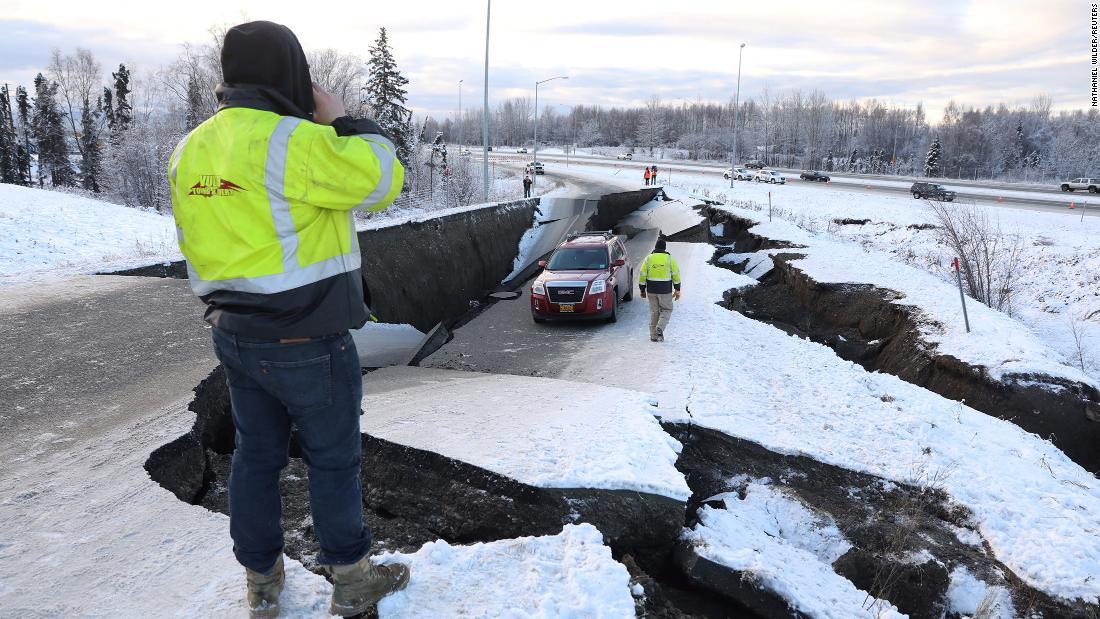 アンカレジ空港付近では道路が大きく損壊し、車が立ち往生/Nathaniel Wilder/Reuters