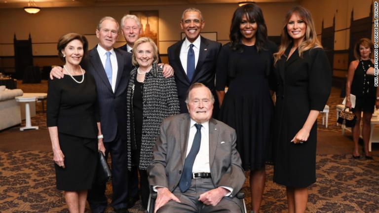 ２０１８年４月にバーバラ夫人が死去。その葬儀で息子のジョージ、クリントン、オバマ各大統領夫妻とメラニア・トランプ大統領夫人とともに写真撮影/Paul Morse/Office of George H.W. Bush/AP