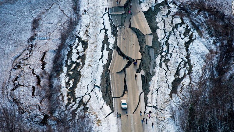 アラスカ州で発生した強い地震で破壊された道路/Marc Lester/AP