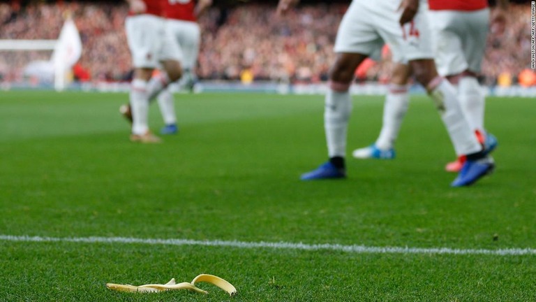 プレミアリーグの試合中、スタンドからアフリカ系選手にバナナの皮が投げ込まれた/IAN KINGTON/AFP/AFP/Getty Images