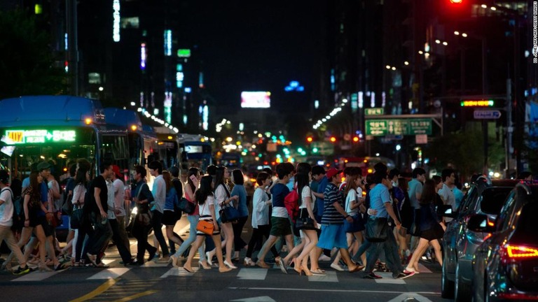 韓国は世界でも労働時間の長い国だ/ED JONES/AFP/AFP/Getty Images