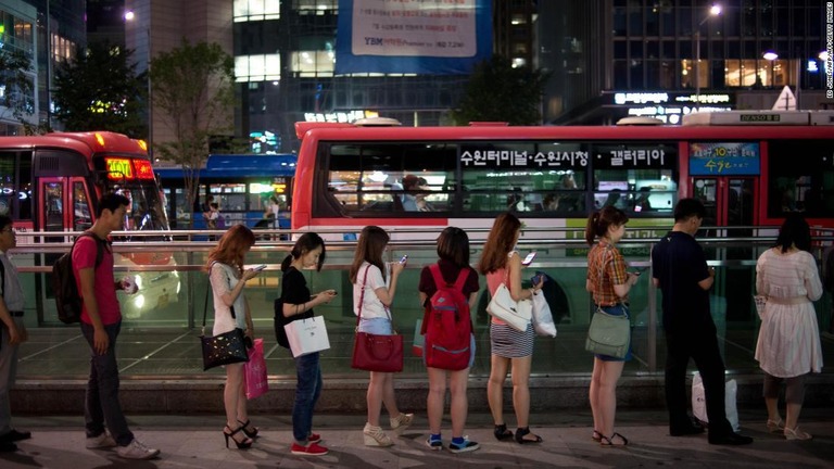 韓国では今年、労働時間の上限を５２時間とする法律が施行された/ED JONES/AFP/AFP/Getty Images
