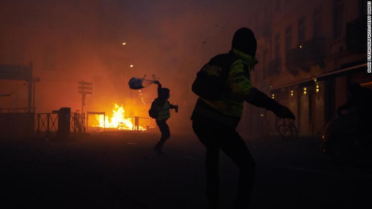 警官に向かって物を投げるデモ参加者。デモ隊と警官との間で衝突も起きた＝１日/Alain Pitton/NurPhoto/Getty Images