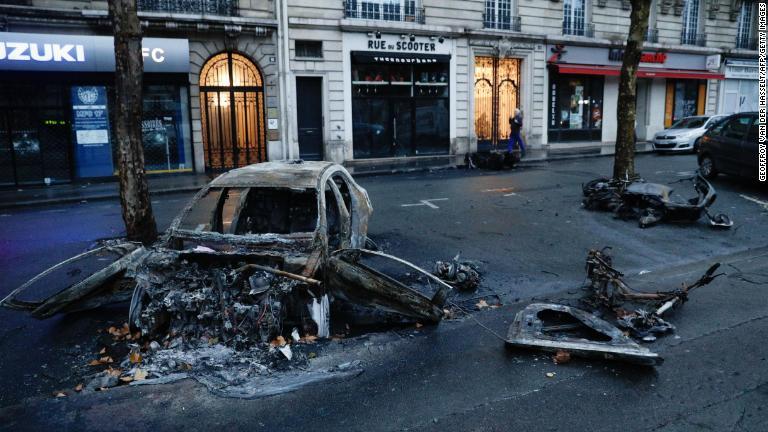 デモによって焼かれた車両/Geoffroy Van Der Hasselt/AFP/Getty Images