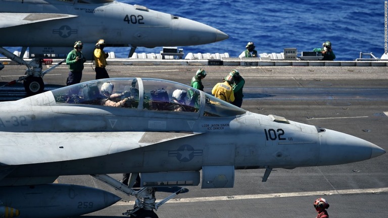 空母の甲板で待機する戦闘機ＦＡ１８＝２０１６年７月/ALBERTO PIZZOLI/AFP/AFP/Getty Images