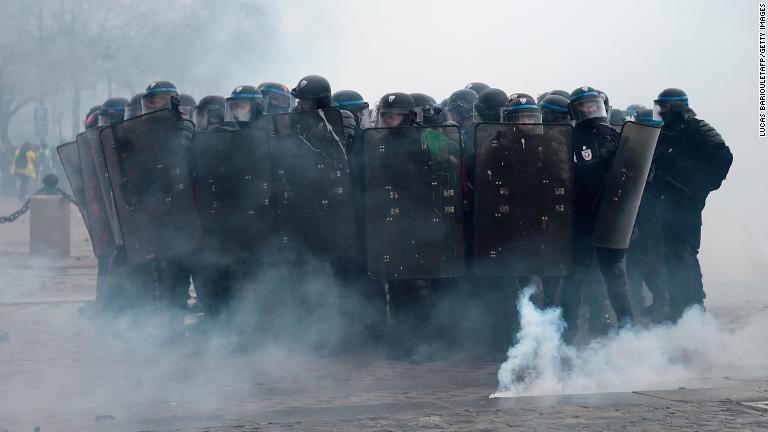 衝突に備える警官隊/Lucas BariouletAFP/Getty Images