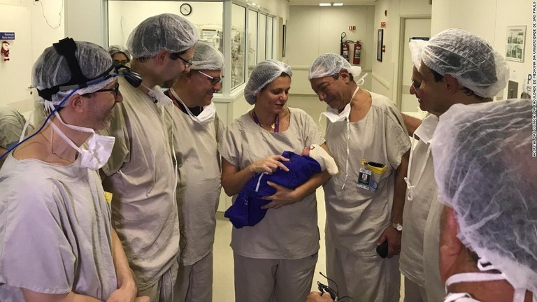 死者から子宮を移植された女性が赤ちゃんを産んだ/Hospital das Clínicas da Faculdade de Medicina da Universidade de São Paulo