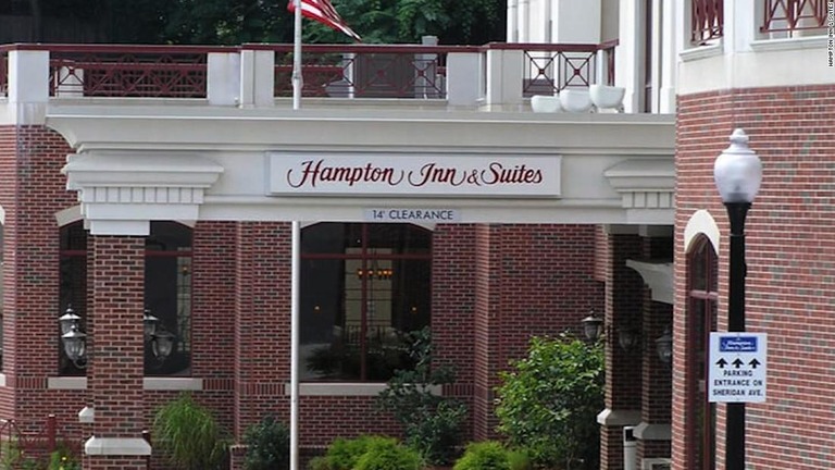 米女性がシャワーの様子を隠し撮りされたと、ホテル大手のヒルトンを提訴/Hampton Inn & Suites
