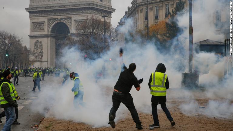 物を投げるデモ参加者/Geoffroy Van Der Hasselt/AFP/Getty Images