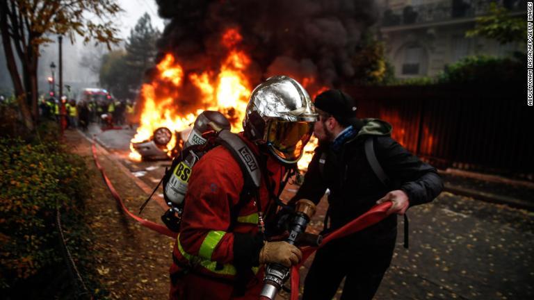 消火作業にあたる消防隊員＝１日/Abdulmonam Eassa/AFP/Getty Images