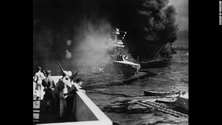 戦艦カリフォルニアは空爆と魚雷攻撃を受け、船体が沈み真珠湾の海底に着いた/Library of Congress