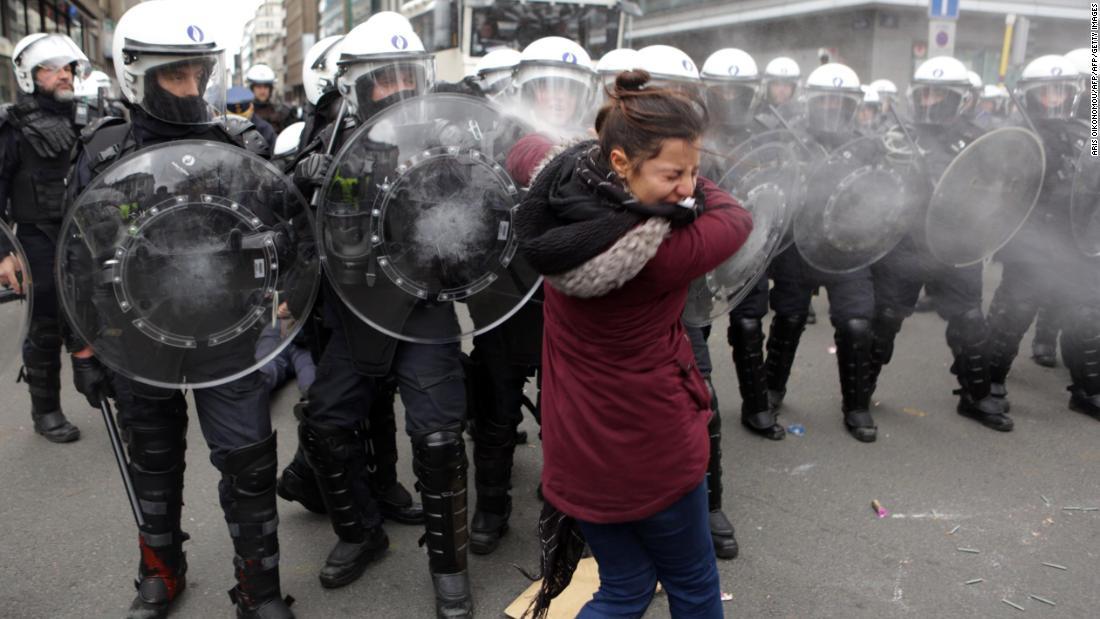 デモ参加者に催涙スプレーを使用する警官隊＝８日/ARIS OIKONOMOU/AFP/Getty Images