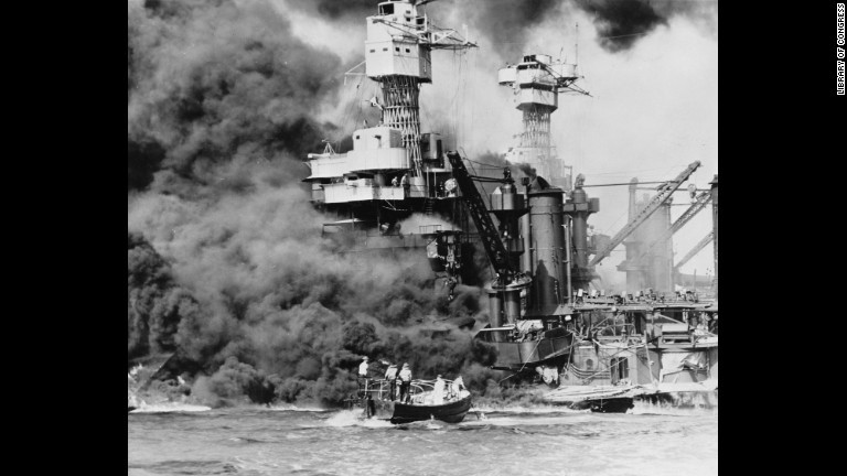 救助船が燃えさかる戦艦ウェストバージニアから乗組員を救出する/Library of Congress