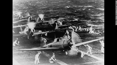 日本の空母「飛龍」の乗組員が真珠湾攻撃に参加する戦闘機の離陸準備を行う様子