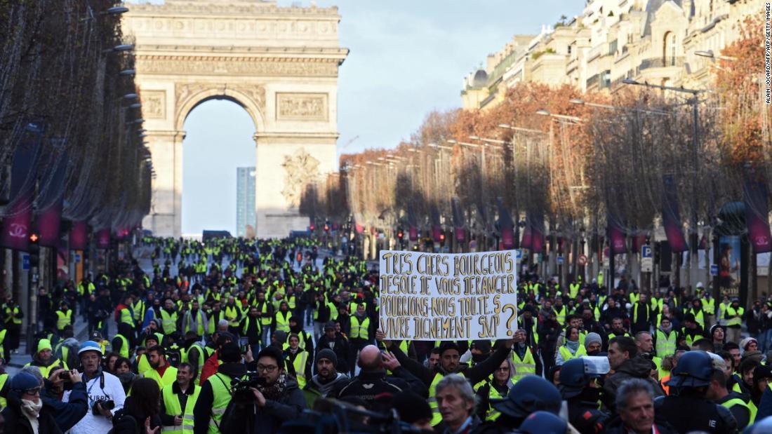 ８日も、「黄色いベスト」運動はパリでデモを行った/ALAIN JOCARD/AFP/AFP/Getty Images