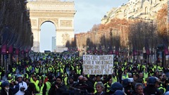 ８日も、「黄色いベスト」運動はパリでデモを行った