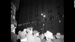 ニューヨークのタイムズスクエアにあるニューヨーク・タイムズのビル前。真珠湾攻撃を伝えるニュース速報の電光掲示板に見入る人々