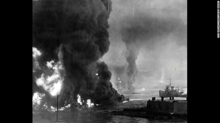 真珠湾攻撃直後、米海軍基地付近の海面で油が燃える/VCG Wilson/Corbis/Getty Images