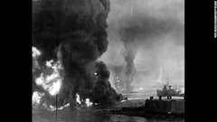 真珠湾攻撃直後、米海軍基地付近の海面で油が燃える