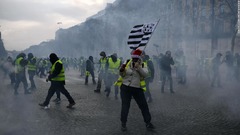 抗議デモに対して催涙弾も使用された＝８日、パリ・シャンゼリゼ通り