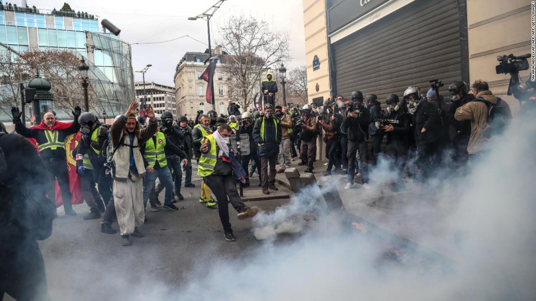 警官隊が催涙ガスやゴム弾で鎮圧を図った/ZAKARIA ABDELKAFI/AFP/AFP/Getty Images