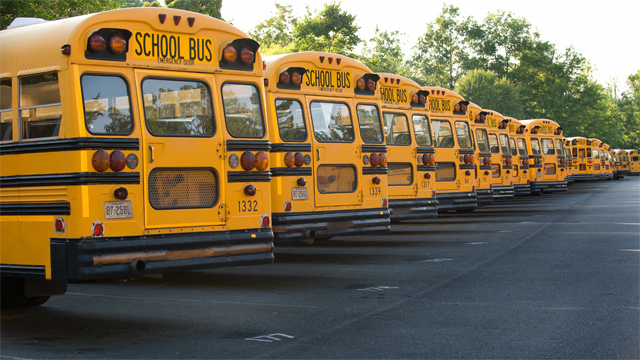 カナダのプリンスエドワードアイランド州では、スクールバスの違法な追い越しについて厳罰化に踏み切った/Getty Images