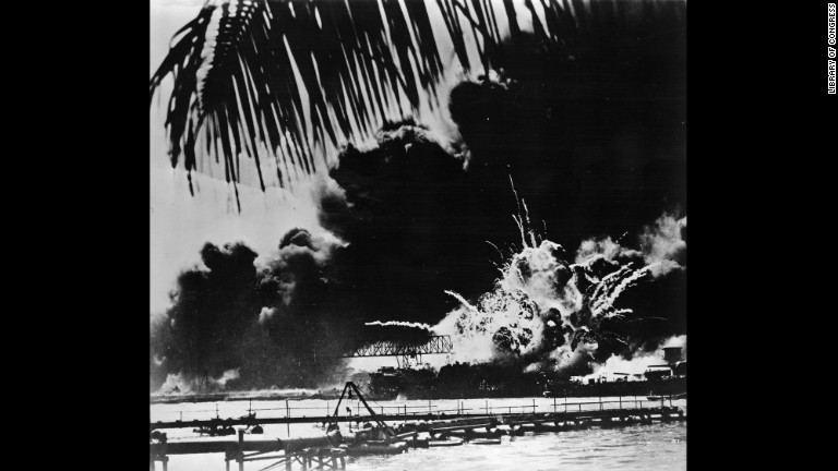 １９４１年１２月７日、日本の帝国海軍による真珠湾攻撃で米海軍の駆逐艦ショーから煙と炎が立ち上る。日本軍はオアフ島にあるこの湾の米海軍基地を奇襲攻撃し、２０００人以上の米国人が死亡し、多数の戦艦や航空機が失われた/Library of Congress