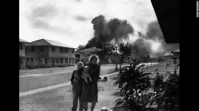 真珠湾攻撃後に自宅に戻る米軍将校の夫人ら/Mary Naiden/AP
