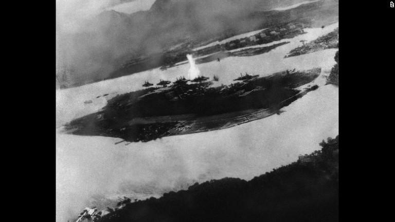 真珠湾攻撃で最初の爆弾が投下された瞬間とみられる写真。日本軍の航空機が爆発地点付近に写っている/AP