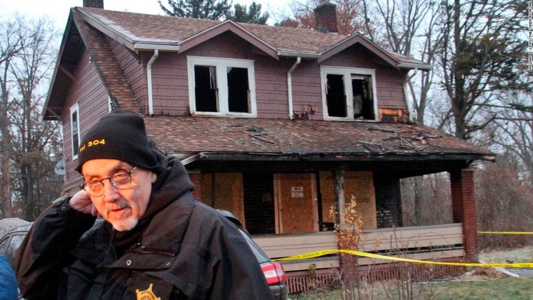 火災の起きた家屋の外に立つ消防当局者＝１０日、オハイオ州ヤングスタウン/William D. Lewis/The Vindicator/AP