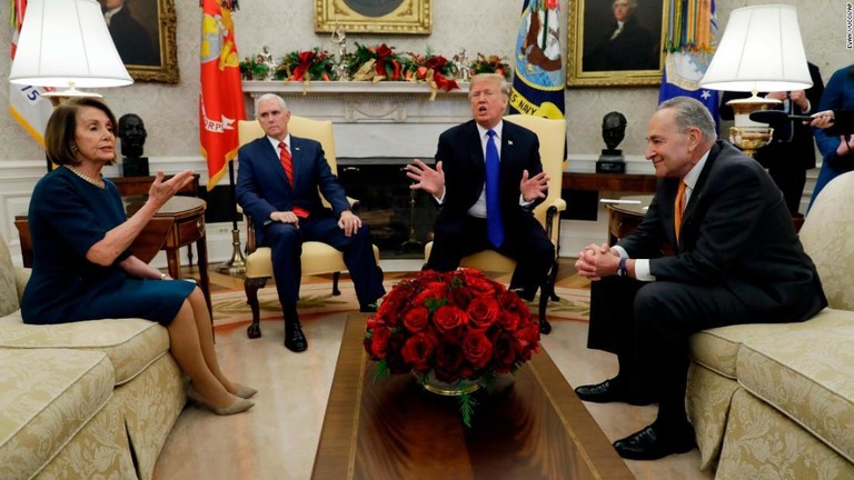 野党指導部と会談を行うトランプ大統領（右から２人目）＝１１日、ホワイトハウス/Evan Vucci/AP
