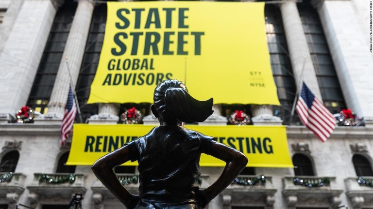ニューヨーク証券取引所前に移設された少女像/Jeenah Moon/Bloomberg/Getty Images