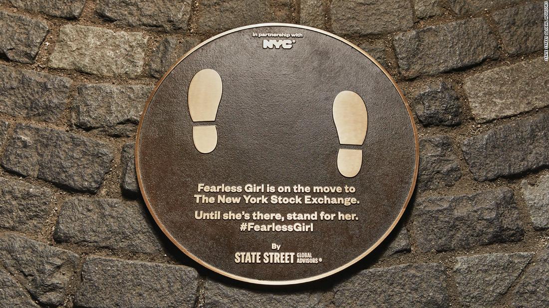 最初の設置場所には記念のプレートが飾られた/State Street Global Advisors