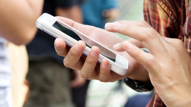 米カリフォルニア州当局が、携帯電話によるメールの送受信に対する課税を提案している/Shutterstock