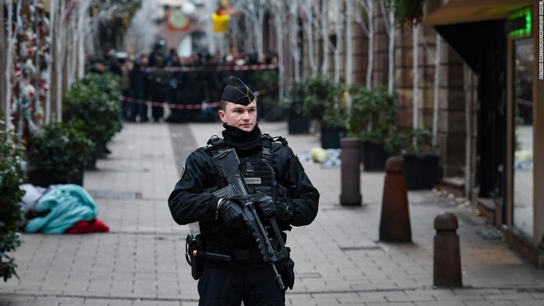 警備にあたる憲兵。フランス各地で容疑者の捜索が行われている＝１２日/PATRICK HERTZOG/AFP/AFP/Getty Images