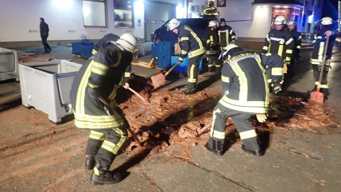 約25人の消防隊員がチョコレートの除去を行った/FEUERWEHR WERL/REUTERS