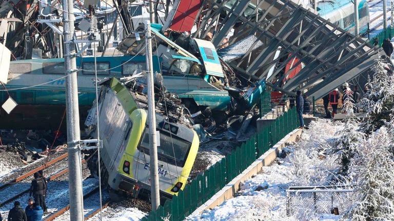 トルコの高速鉄道事故で死者が９人となった/Burhan Ozbilici/AP