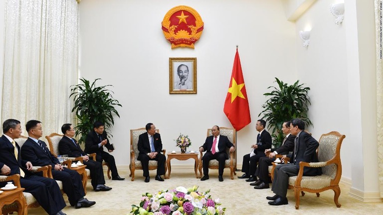 北朝鮮の李容浩外相（中央左）とベトナムのグエン・スアン・フック首相が今月１日に会談＝ハノイ/MANAN VATSYAYANA/AFP/AFP/Getty Images