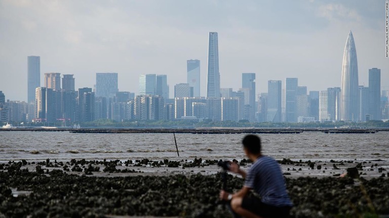 深セン市には２００メートルを超える建物が１４棟完成した/ANTHONY WALLACE/AFP/AFP/Getty Images