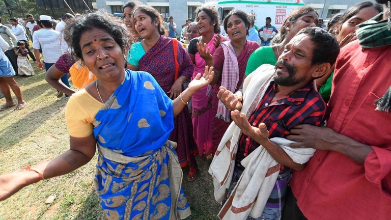 宗教行事の供物を食べた人が食中毒を起こし、死者が出た/Madhusudhan Sr/AP