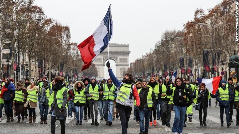 国旗を手にデモを行う参加者＝１５日/Valery Hache/AFP/Getty Images