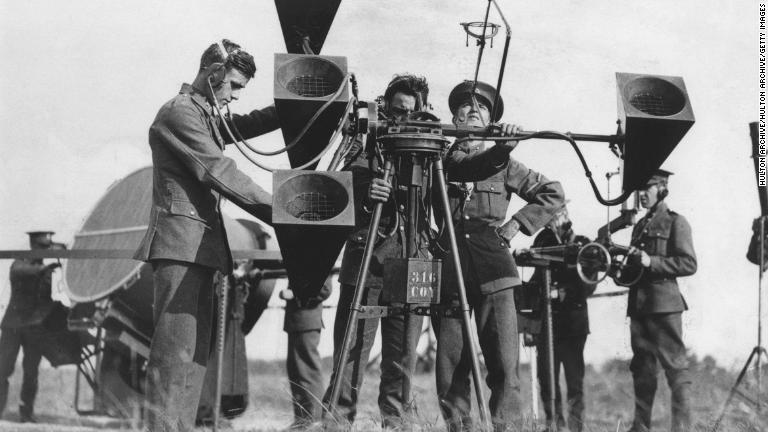 英南部の飛行場で聴音機を使用する様子。左には一緒に使われたサーチライトも映っている/Hulton Archive/Hulton Archive/Getty Images