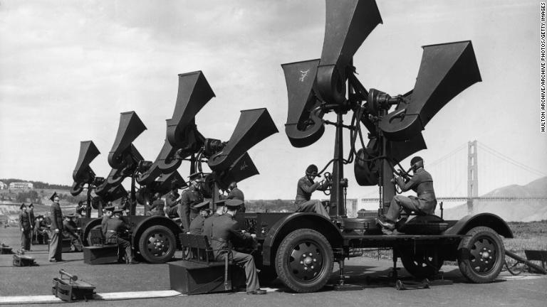 米軍要員が聴音機を操作する様子＝１９４４年ごろ、カリフォルニア州サンフランシスコ付近/Hulton Archive/Archive Photos/Getty Images