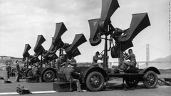 米軍要員が聴音機を操作する様子＝１９４４年ごろ、カリフォルニア州サンフランシスコ付近